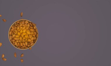 Doğal bademler tencere görünümünü doldurmuş.