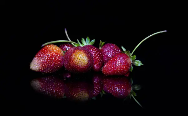 Primer grupo de fresas con reflexión sobre el terreno — Foto de Stock