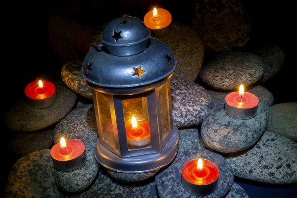 Temat świąt Bożego Narodzenia z płonących świec na kamieniach — Zdjęcie stockowe