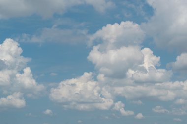 Mavi gökyüzünde beyaz bulutlar 