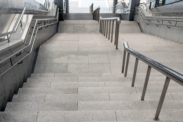 大理石の階段手すりステンレス鋼 — ストック写真