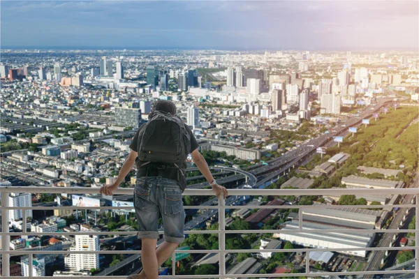 Mochilero y la ciudad . —  Fotos de Stock