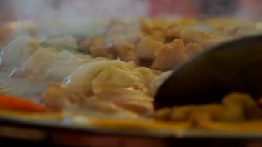 bir çorba tencerede yiyecek.