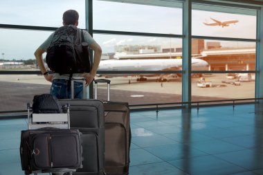 Terminal havaalanı yolcu sırt çantası.