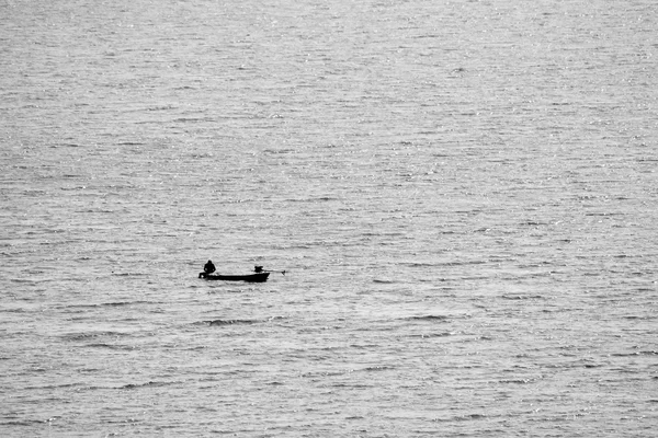 Pescadores en barco pequeño — Foto de Stock