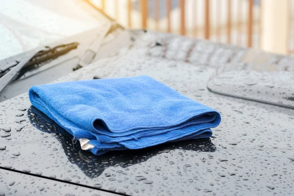 Limpe as gotas de chuva no carro — Fotografia de Stock