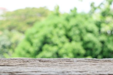 Yeşil doğa ile eski ahşap doku