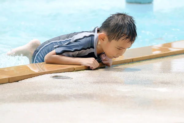 Asiatique garçon en maillot de bain . — Photo