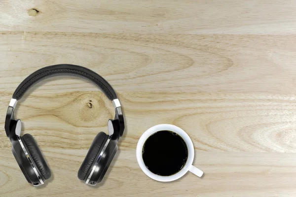 Black coffee and the wireless headphone — Stock Photo, Image