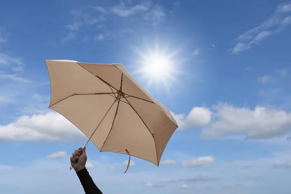 El şemsiye tutan — Stok fotoğraf