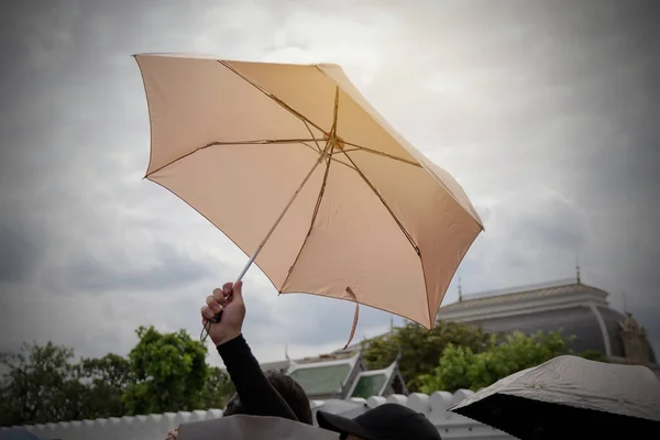 Guarda-chuva mão segurando — Fotografia de Stock