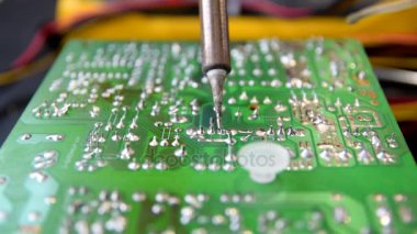 Elektronik kart üzerinde lehimleme.