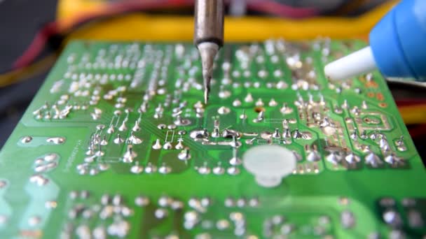 Solder di papan elektronik . — Stok Video