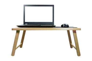 dizüstü bilgisayar ve kablosuz fare ahşap masa üstünde