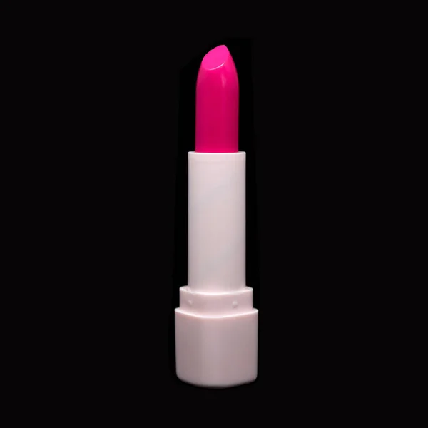 Lipstick geïsoleerd op zwarte achtergrond. — Stockfoto