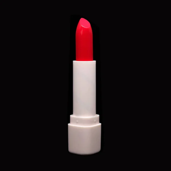 Lipstick geïsoleerd op zwarte achtergrond. — Stockfoto