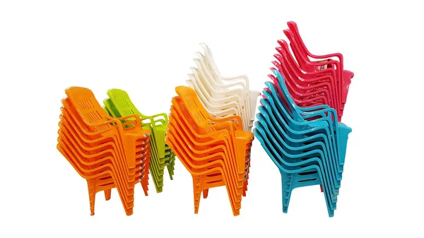 Группа разноцветных пластиковых стульев — стоковое фото