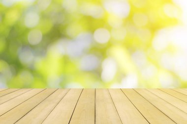 Ahşap zemin ile renkli yeşil doğa bokeh