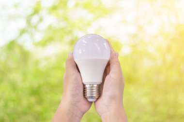Closeup Led aydınlatma ampul elinde