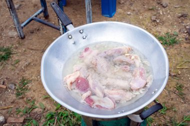 Kızarmış domuz kızartma tavasında