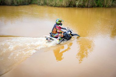 Motocross Nehri geçmeye çalışıyor