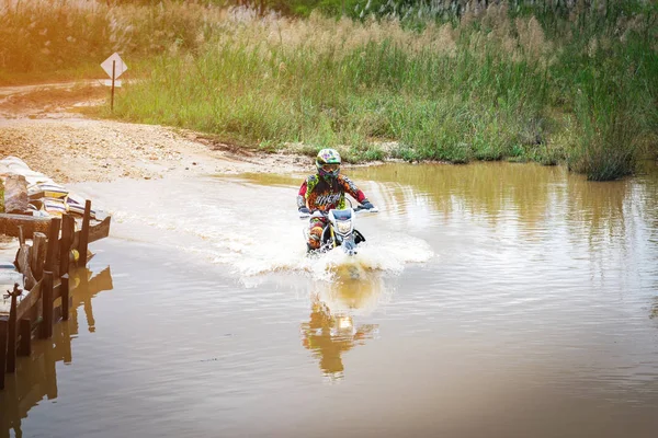 Motocross está a tentar atravessar o rio. — Fotografia de Stock