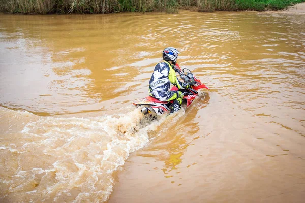 Motocross Nehri geçmeye çalışıyor — Stok fotoğraf