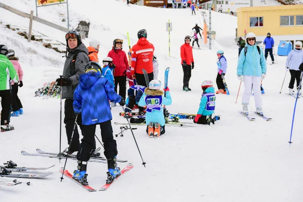Un voyage de ski populaire en Suisse — Photo