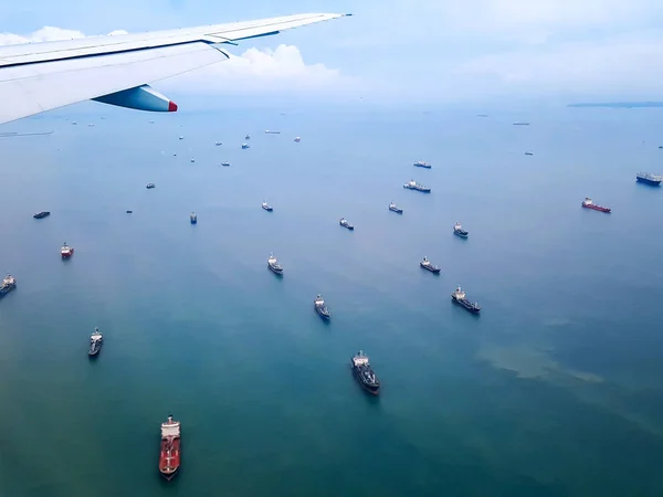 Viele Frachtschiffe treiben im Meer — Stockfoto