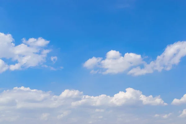 Hermoso cielo azul y nubes — Foto de Stock