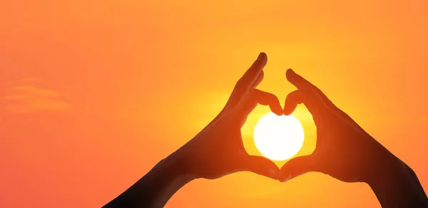 Mani che fanno un simbolo a forma di cuore — Foto Stock