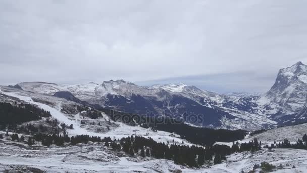 Uitzicht op de Alpen in Zwitserland. — Stockvideo