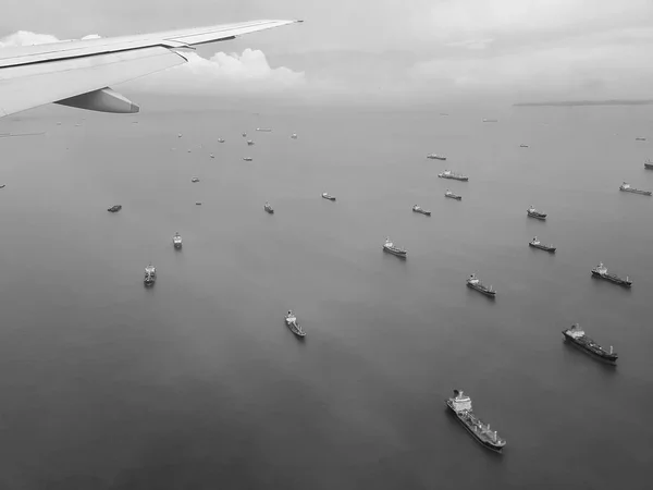 Wiele ładunków statków float w morzu — Zdjęcie stockowe