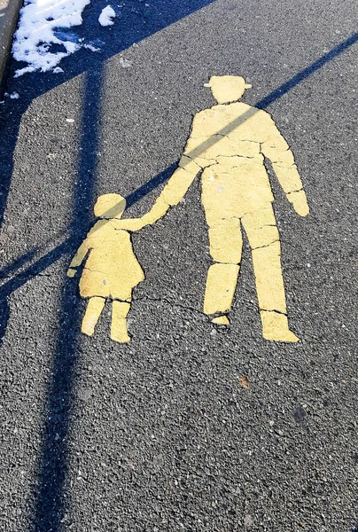 Symbol für erwachsene Kinder, die auf der Straße Händchen halten. — Stockfoto