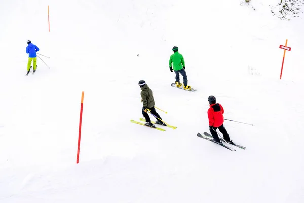 Skifahren ist ein beliebter Wintersport. — Stockfoto