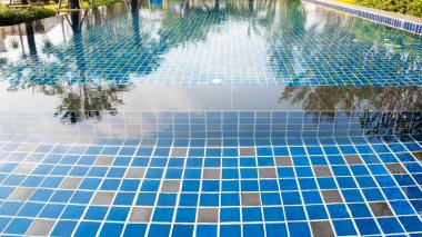 Yüzme havuzunda su.