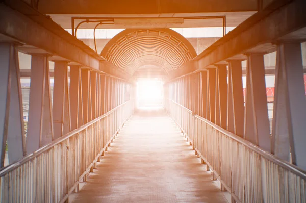 Oranje licht op voetgangers viaduct — Stockfoto