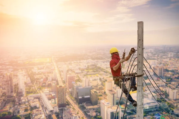 Elektrikáři jsou lezení na elektrické stožáry — Stock fotografie