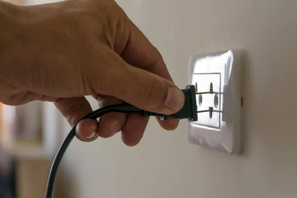 elektrik prizinden soketine ve duvar