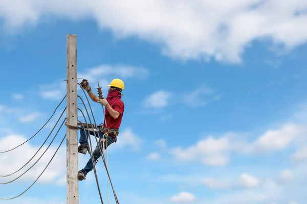 Installazione di linee elettriche . — Foto Stock