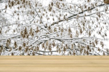 Bulanıklık kar yağışı üzerinde ahşap tablosunun üst kısmındaki