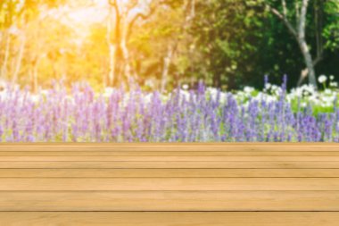 Ahşap tablosunun üst kısmındaki