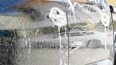 Bir araba su ile Temizleme.