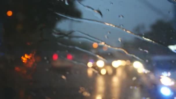 Rain drops on the car's glass. — Stock Video