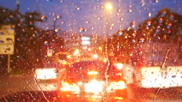 Gotas de lluvia en el vidrio del coche . — Vídeos de Stock