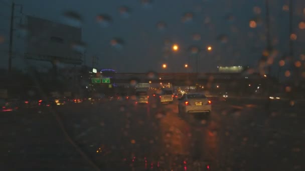 Rijden in zware regen en donker — Stockvideo