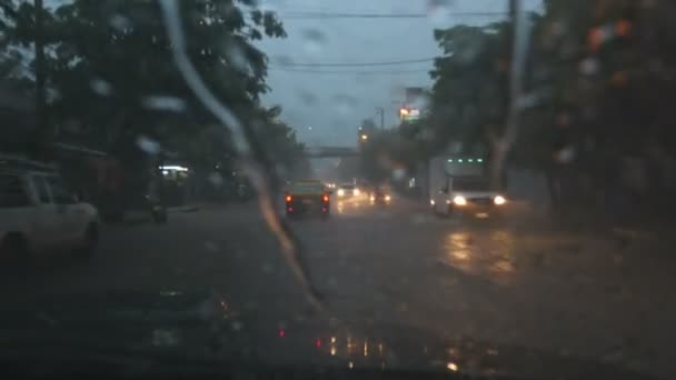 Rijden in zware regen en donker — Stockvideo