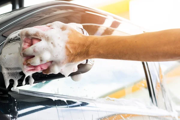 Limpeza de um carro com esponja — Fotografia de Stock