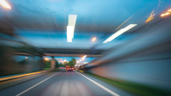 Desfocado do carro na estrada — Fotografia de Stock