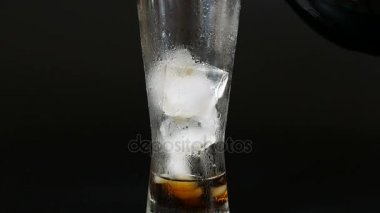 Bir plastik şişe kola buz koy